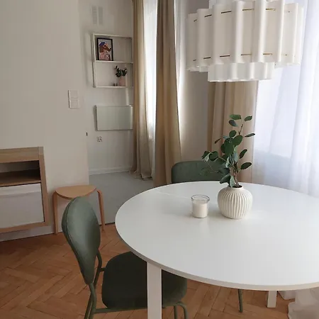 Cozy Modern In Center *