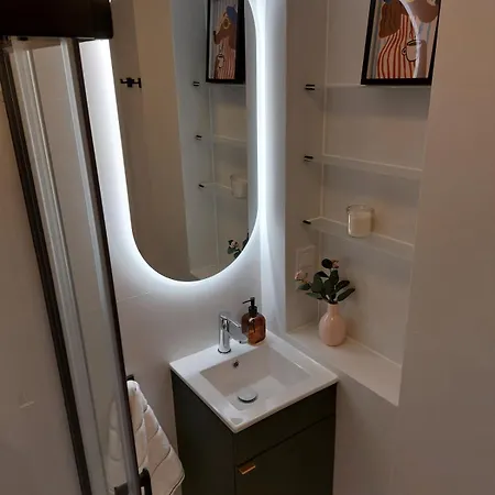 Cozy Modern In Center